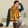 Phối khăn len với áo khoác da cá tính