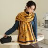 Phối Khăn Với Túi Xách Nhỏ Và Trang Sức Thanh Lịch