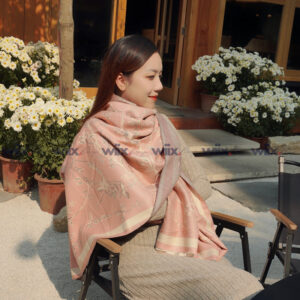 Top 10 Khăn Choàng Cashmere Thanh Lịch Cho Ngày Cuối Năm Tại Phố Cổ Hà Nội