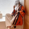 Bí Quyết Phối Đồ Với Khăn Choàng Cashmere Cho Mùa Đông Lạnh Giá