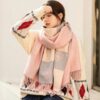 Chọn khăn quàng cổ Cashmere hay khăn Pashmina tùy thuộc vào sở thích, phong cách thời trang