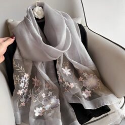Khăn voan lụa cao cấp thêu hoa KVL-007 kèm hộp và túi giấy làm quà